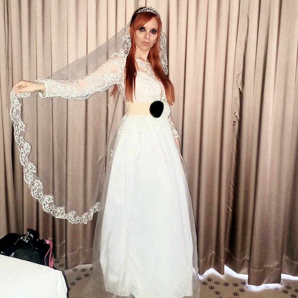 White vintage long sleeve lace appliques beach o' Neck Ball Gown wedding dress.